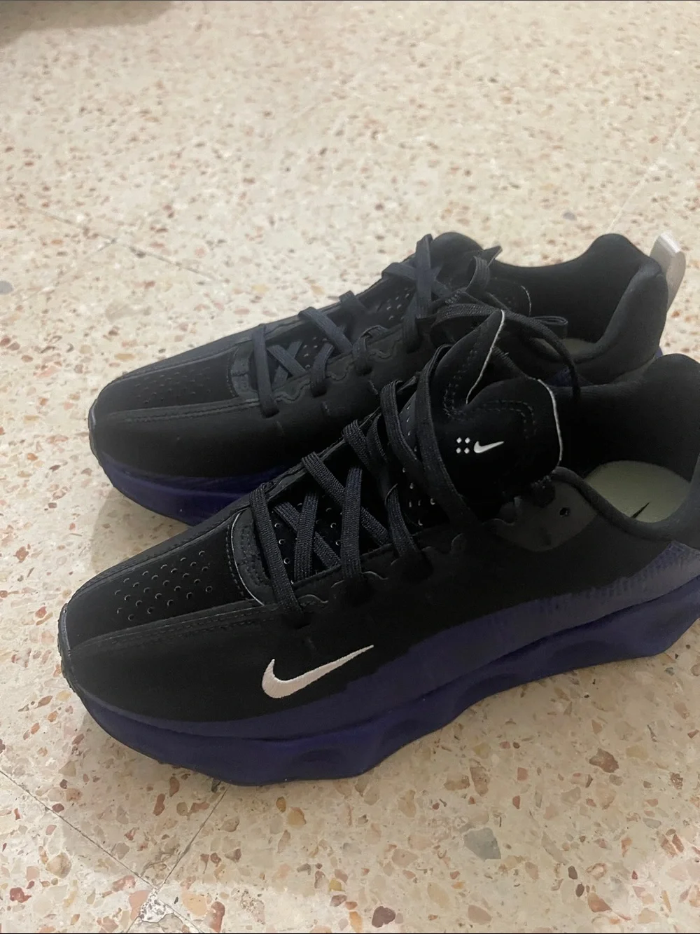 Nike Men's Black & Purple Training Sneakers